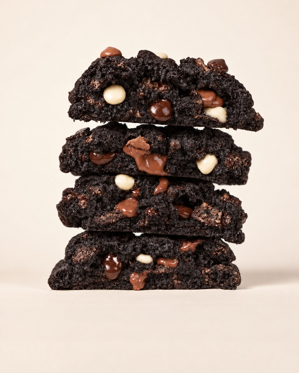 Black Triple Chip Chocolate Cookie gestapelt mit dunklem Kakaoteig