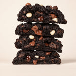 Black Triple Chip Chocolate Cookie gestapelt mit dunklem Kakaoteig