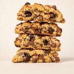Two Chip Chocolate Cookie gestapelt und aufgebrochen, saftiger New York Style Cookie